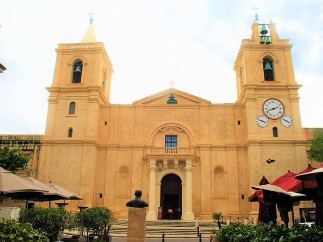 Sinful Secrets of Valletta: Blood, Booty and Courtesans