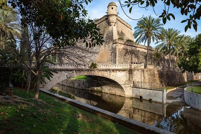 Hello Palma: Private 2-Hour Intro City Walk with Local Guide